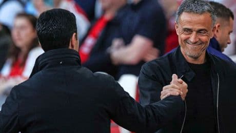 Spanjaarden Arteta en Enrique botsen na afloop van PSG - Arsenal: ’Totaal met hem oneens’