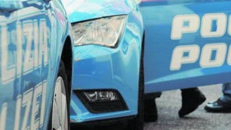 "Mi hanno violentata in spiaggia". Ora è caccia ai due aggressori