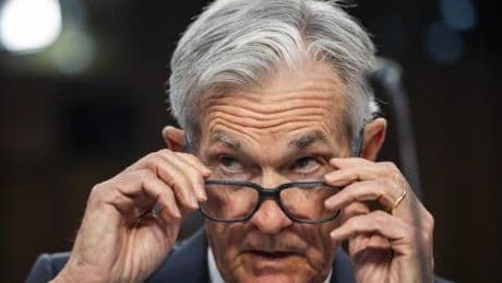 Powell frena sui tassi e rivede al ribasso la crescita. Trump attacca: “C’è uno stupido alla Fed”