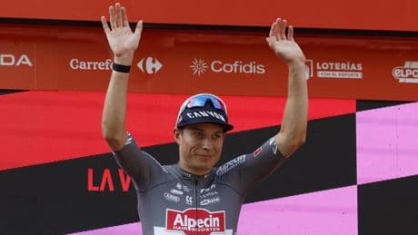 El belga Jasper Philipsen se impone en Novara al sprint y se convierte en el primer maillot rojo de La Vuelta 2025