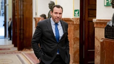 Indignación por el descuento &quot;Verano Joven&quot; de Óscar Puente: &quot;Gracias por las migajas&quot;