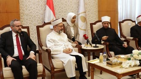 Diyanet İşleri Başkanı Erbaş, Mısır Evkaf Bakanı Ezheri'yi ziyaret etti