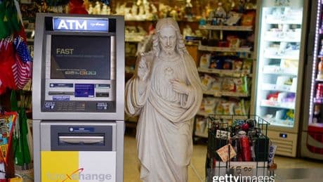 Il bancomat è sparito (e quelli privati ci stanno spennando)