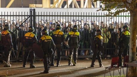 Celstraf voor vijf Legia-supporters die ME'ers mishandelden in Alkmaar