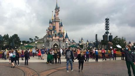 Cuatro detenidos en Disneyland por simular una boda de una niña de 9 años con un hombre de 22
