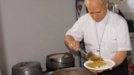 La simbólica historia detrás de la foto de Prevost sirviendo comida peruana antes de ser León XIV