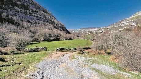 Una increíble caminata por Cantabria entre moles de roca hasta llegar a un glaciar
