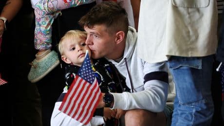 «Bienvenue sur la terre de la liberté» : les images de l’arrivée des premiers réfugiés blancs d’Afrique du Sud aux États-Unis
