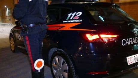 Si cala i pantaloni ed aggredisce i carabinieri: la follia del magrebino