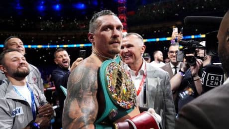 Usyk'ten tarihi zafer: Dubois’ı nakavt etti, dört kemerin sahibi unvanını geri aldı