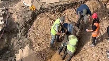 Bursa'da korku dolu dakikalar! Toprak altında kalan işçi arkadaşları tarafından kurtarıldı