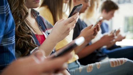 Handyverbot in Hessen: „Viele holen das Handy auf der Toilette raus“