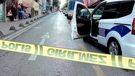Darbedilen kadını kurtarmaya çalışan kişi silahla yaralandı