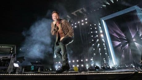 Cesare Cremonini: «Avevo il conto in rosso, poi l'assegno da 60 milioni per "50 Special" cambiò tutto. Salgo sul palco per proteggermi da brutte realtà»