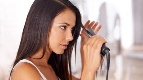 El sencillo truco para limpiar la plancha del cabello: “Si no lo haces se acumulan los restos de producto que te engrasan el pelo”