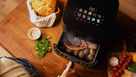Sí, cocinar con una freidora de aire puede bajar tu factura: esta es la cantidad que ahorras, según la OCU
