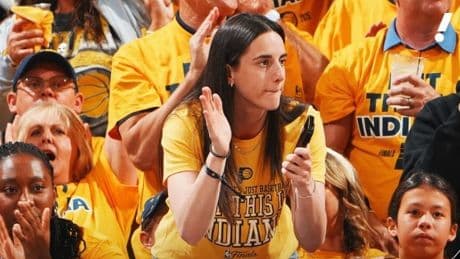 Caitlin Clark, de talismán a gafe: abandonó la grada antes de tiempo... y los Pacers se derrumbaron