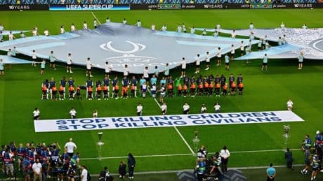 Een spandoek van de UEFA tegen oorlog was ‘niet politiek, maar gezond verstand’