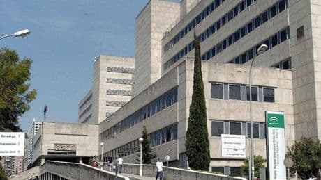 Muere una menor de 4 años tras precipitarse desde una cuarta planta en Fuengirola