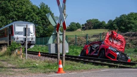 Ermittlungen laufen: 16-Jährige stirbt bei Zusammenstoß von Auto mit Regionalbahn