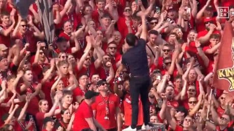 Xabi Alonso se despide como un héroe de Leverkusen con un espectacular baño de masas en la grada