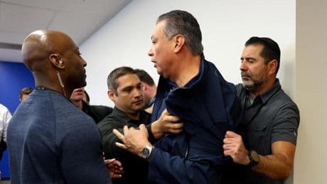 Un senador demócrata sale esposado de la rueda de prensa de la secretaria de Seguridad Nacional en Los Ángeles