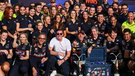 Alleen tijdens de dopingcontrole was Max Verstappen dit weekend langzaam: ’De Red Bull-spirit is helemaal terug’