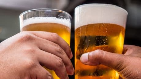 ¿Mucha o poca espuma? Este gesto con el botellín cambia cómo se sirve la cerveza
