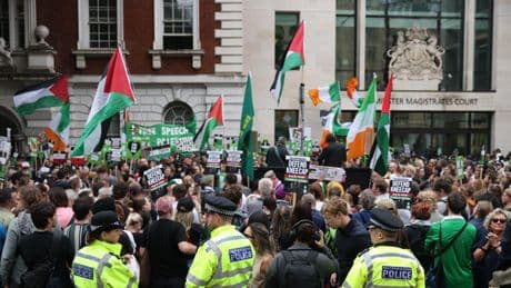 Un miembro de Kneecap comparece ante un tribunal británico acusado de terrorismo
