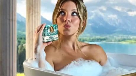 Sydney Sweeney, ante las críticas contra su jabón hecho con restos de agua de baño: "De Jacob Elordi les encantó"