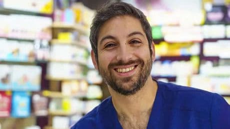 Álvaro Fernández, farmacéutico: “Si eres de los que duerme tapado incluso en verano, no es que estés loco, es que tu cerebro está programado para actuar así”