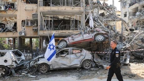 Israel redobla su ofensiva contra Irán tras su represalia y advierte: "Si continúan atacándonos, Teherán arderá"