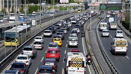 İstanbul'da cuma trafiği erken başladı: Yoğunluk yüzde 76'yı aştı