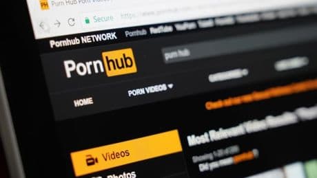 "Il était temps": le blocage de Pornhub salué par des personnalités du monde du porno