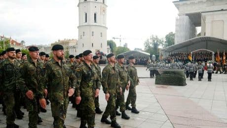 Germania, truppe corazzate in Lituania: prima volta dal '45: perché è un segnale a Putin (e a Trump)