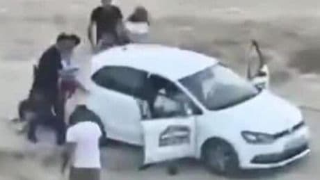 La pedida de mano más macabra: un hombre finge ser tiroteado para declararse a su novia