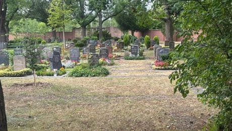 Fahndung nach Täter - Sexueller Übergriff auf Friedhof! Frau (57) verletzt
