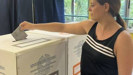 Salis come al mare: va a votare in canottiera e pantaloncini