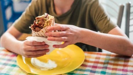 El médico Manuel Viso advierte sobre el kebab: "Lleva algo parecido a la carne, grasas malas y sal para parar un tren"