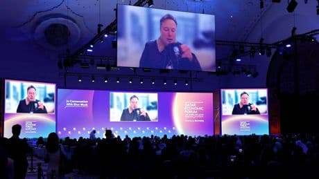 Musk: «Spenderò meno per la politica, resto alla guida di Tesla»