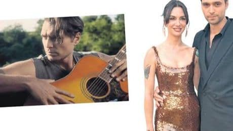 Gitar jestine şarkı yazdı