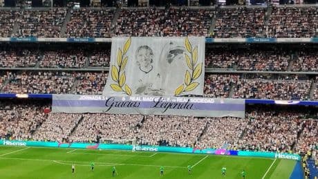 El emocionante homenaje del Bernabéu a Modric y Ancelotti: camiseta gigante, tifos y una última ovación