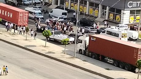 İzmir'de seyir halindeki araca pompalı tüfekle ateş açıldı: 3 kişi öldü, 1 kişi yaralandı