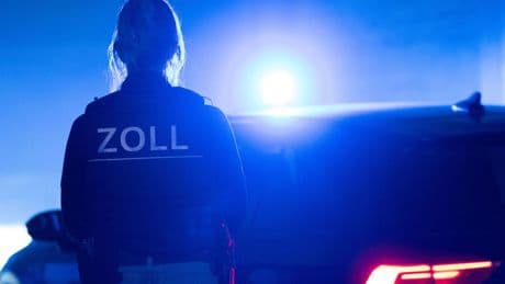 Zollkontrolle: Zoll: Hunderte Flaschen mit Alkohol und Parfüm gefunden