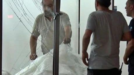 10 gün önce ekiplere köşe kapmaca oynatan adam yine sahnede! Eşinin mağazasını savaş alanına çevirdi