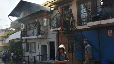 İzmir'de hurda deposunda yangın: Evlere sıçradı