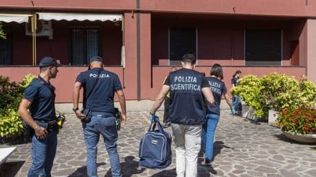 Accoltella la madre mentre dorme. Poi si uccide gettandosi dalla finestra