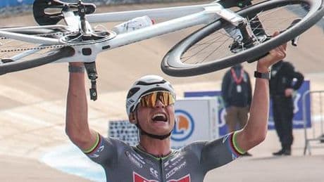 Paris-Roubaix: Mathieu van der Poel bekommt Trinkflasche ins Gesicht und dominiert dennoch
