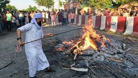 Bangladesh: la police traque des islamistes après la violente exhumation d’un religieux sunnite