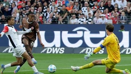 Fußball-Bundesliga: Eintracht Frankfurt geht die Luft aus, der FC St. Pauli kurz vorm Klassenerhalt